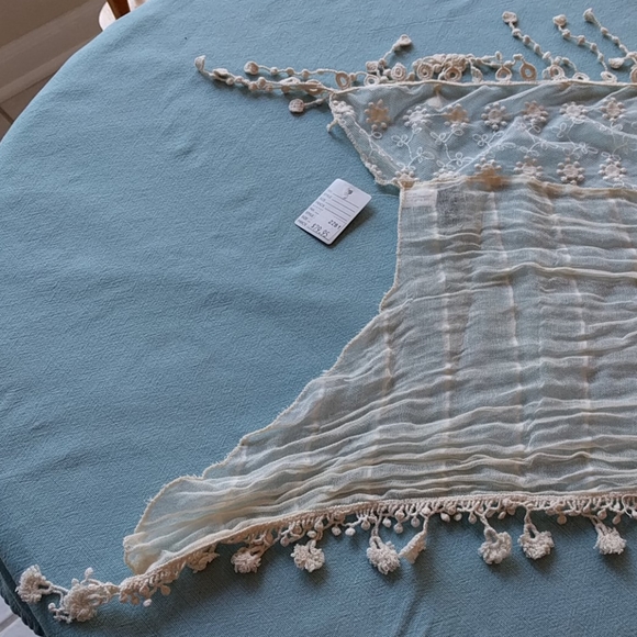 Elegant Cream Lace Scarf - Picture 3 of 4